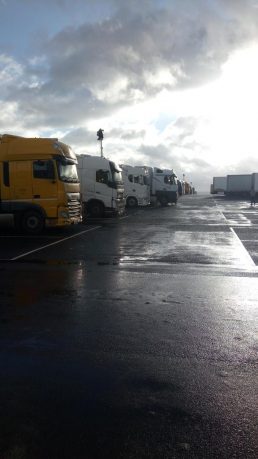 Kolona sa više od 5.000 kamiona zaustavljena kod engleskog aerodroma Manston (FOTO/VIDEO) 4