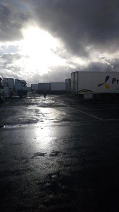 Kolona sa više od 5.000 kamiona zaustavljena kod engleskog aerodroma Manston (FOTO/VIDEO) 5