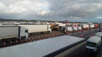 Kolona sa više od 5.000 kamiona zaustavljena kod engleskog aerodroma Manston (FOTO/VIDEO) 6