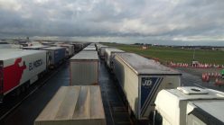 Kolona sa više od 5.000 kamiona zaustavljena kod engleskog aerodroma Manston (FOTO/VIDEO) 8