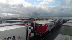 Kolona sa više od 5.000 kamiona zaustavljena kod engleskog aerodroma Manston (FOTO/VIDEO) 9