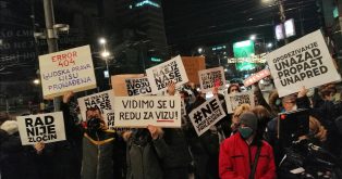 Ispred Vlade Srbije održan protest radnika na internetu zbog poreza (FOTO; VIDEO) 9