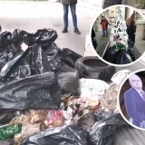 Aktivisti ispred Skupštine Beograda "okitili" jelku smećem i porukama (VIDEO) 7