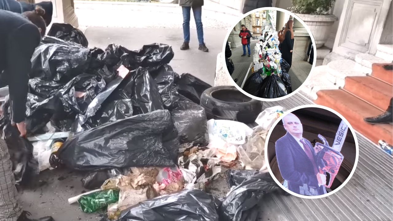 Aktivisti ispred Skupštine Beograda "okitili" jelku smećem i porukama (VIDEO) 1