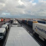 Kolona sa više od 5.000 kamiona zaustavljena kod engleskog aerodroma Manston (FOTO/VIDEO) 2