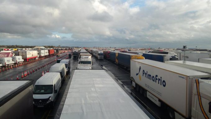 Kolona sa više od 5.000 kamiona zaustavljena kod engleskog aerodroma Manston (FOTO/VIDEO) 1
