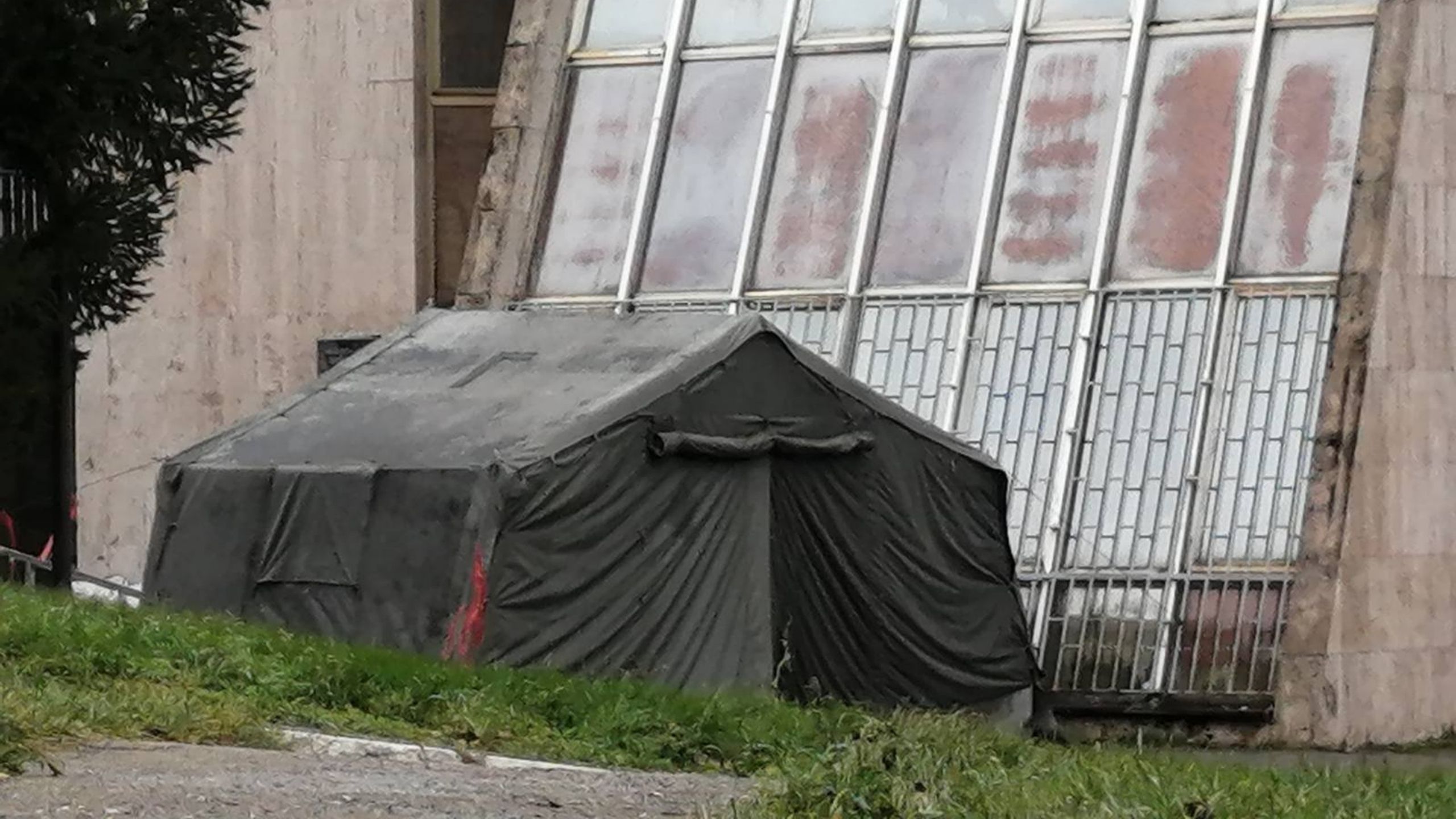 U Majdanpeku postavljeni šatori kao čekaonice 1