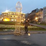 Nova skulptura ispred Skupštine grada: Zlatni “Keep light“ 12
