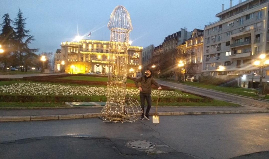 Nova skulptura ispred Skupštine grada: Zlatni “Keep light“ 1