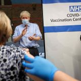 Britanski premijer očekuje da vakcina mnogo toga poboljša, ali poziva na dalji oprez 8