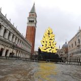 Dva mladića surfofala kroz Veneciju, gradonačelnik traži oštru kaznu (VIDEO) 5