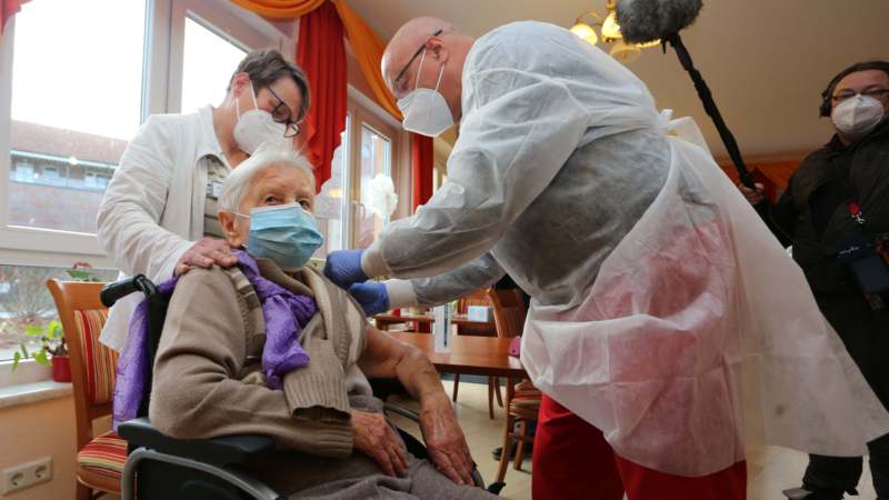 Nemica (101) prva u svojoj zemlji vakcinisana protiv korona virusa 1