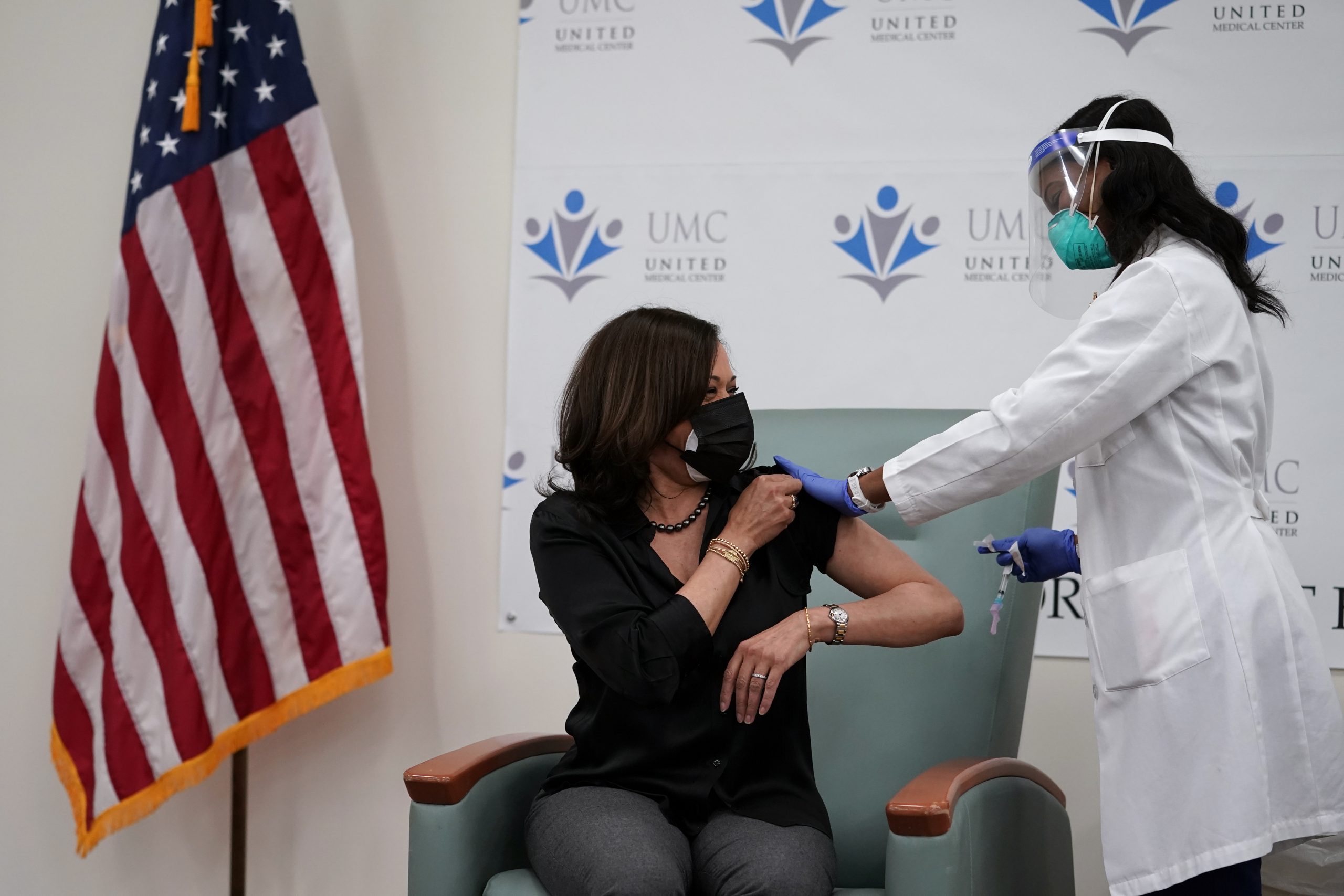 Buduća potpredsednica SAD Kamala Haris dobila vakcinu protiv korona virusa 1