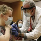 Glas Amerike: U SAD počela vakcinacija zdravstvenih radnika protiv Kovida-19 3
