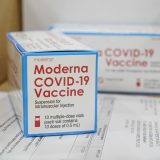 U SAD počelo vakcinisanje vakcinom Moderne 13