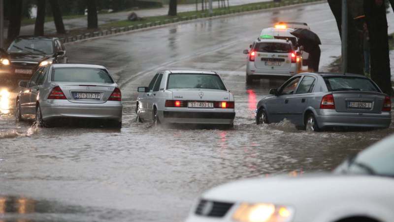 Zbog olujnog vetra kamioni s prikolicama i šleperi ne mogu u Dalmaciju 1