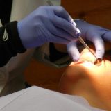 Osumnjičena za nadrilekarstvo: Uhapšena se tereti za bavljenje stomatologijom sa lažnom diplomom 3