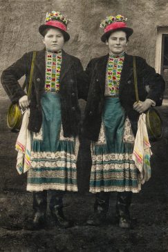 slovacka-svadba-kisac-devojke-u-muskoj-nosnji-1955-pavel-surovi Kako izgledaju slovačke svadbe? (FOTO) 3