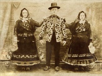 slovacka-svadba-kisac-mladozenja-sa-sestrama-1911-pavel-surovi Kako izgledaju slovačke svadbe? (FOTO) 4
