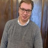 Vučić dobio tortu u obliku kovid bolnice (FOTO) 12