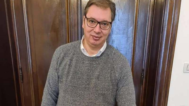 Vučić dobio tortu u obliku kovid bolnice (FOTO) 1