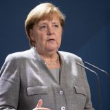 Angela Merkel ocenjuje problematičnim blokiranje Trampovog naloga na Tviteru 6