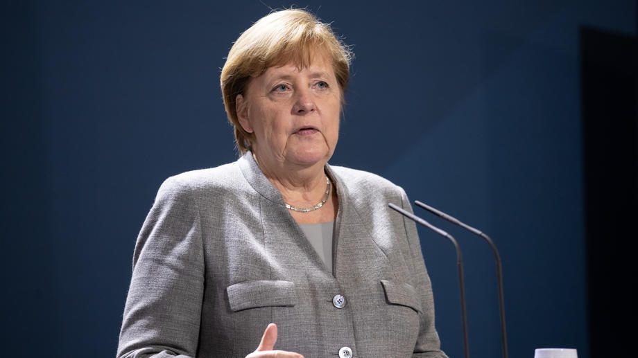 Angela Merkel ocenjuje problematičnim blokiranje Trampovog naloga na Tviteru 1