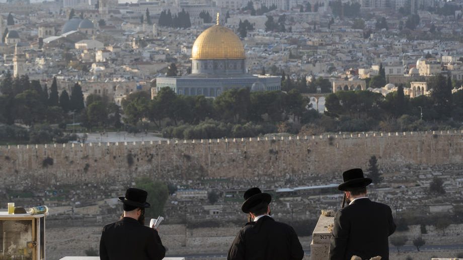 Stotine ultraortodoksnih Jevreja bez zaštitnih maski slavilo praznik 1