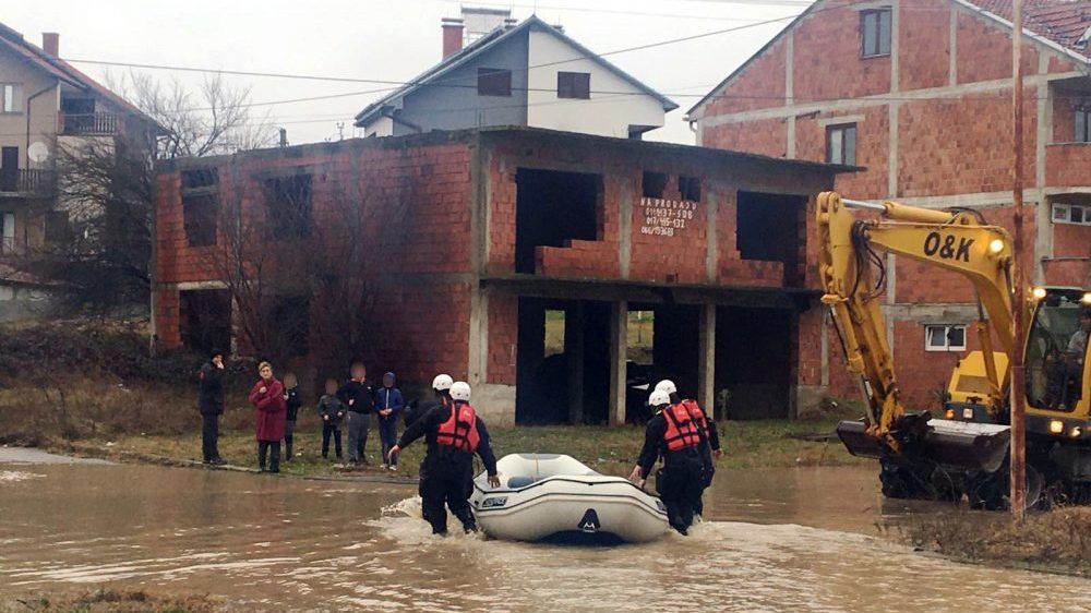 Vanredna situacija u više opština na jugu, evakuisane 34 osobe iz poplavljenih područja (FOTO) 1