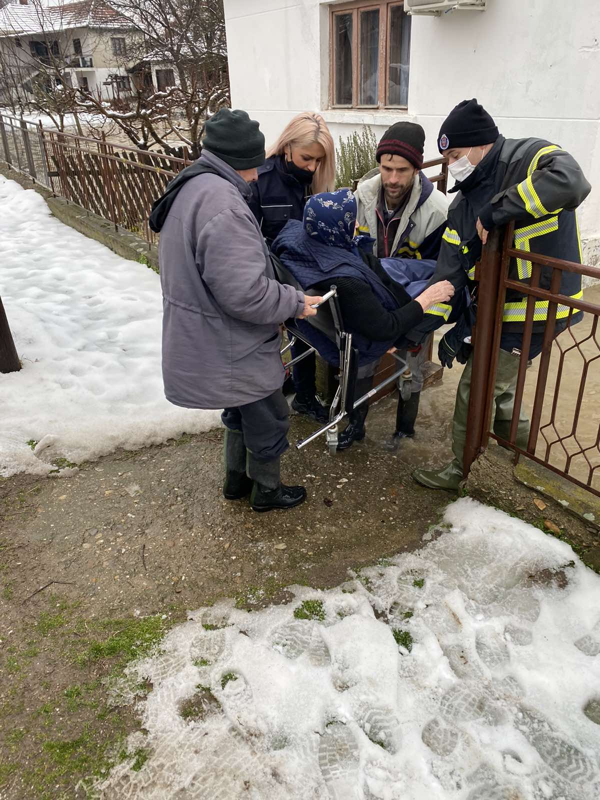 Vanredna situacija u više opština na jugu, evakuisane 34 osobe iz poplavljenih područja (FOTO) 2