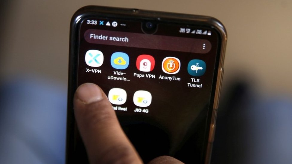 Srbija, internet i zaštita podataka o ličnosti: Ko vas zove sa nepoznatih brojeva i da li se krši privatnost građana 1 A person connects their mobile phone to Virtual Private Network (VPN) to access social media in Srinagar.