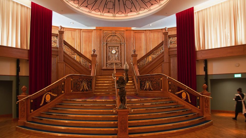 replika lestnicы s "Titanika" v Belfaste