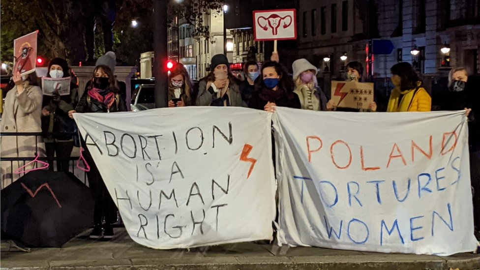 Korona virus, abortus i Poljska: „Primam 300 pretnji dnevno, ali talas protesta je nezaustavljiv" 3 Demonstranti sa transparentima