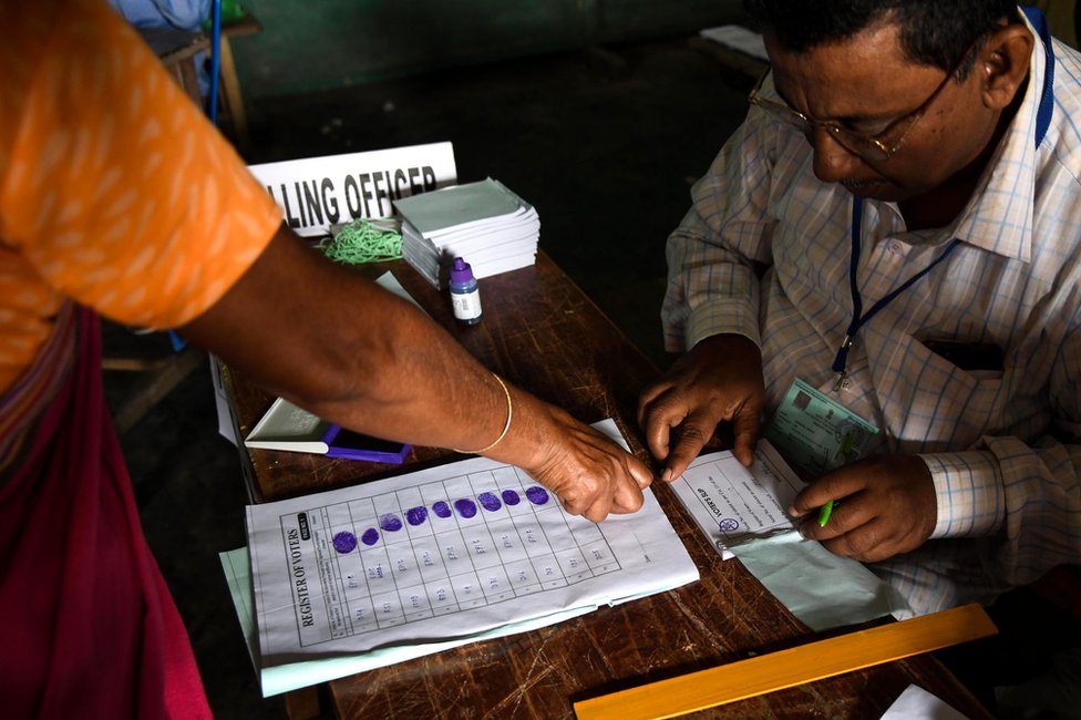 Medicina, genetika: Cela porodica u Bangladešu nema otiske prstiju 2 An Indian voter gives her fingerprint as she comes to cast her vote at a polling station during India's general election
