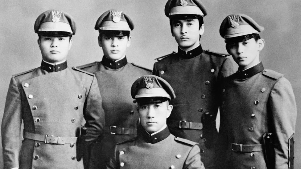 Mišima sa svojim lojalnim pitomcima, fotografija je uslikana nekoliko dana pre njegove smrti