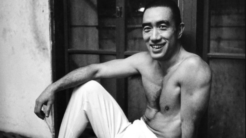 U poslednjoj dekadi života, Mišima se posvetio bodibildingu kako bi svojoj krhkoj figuri pridodao mišićnu masu