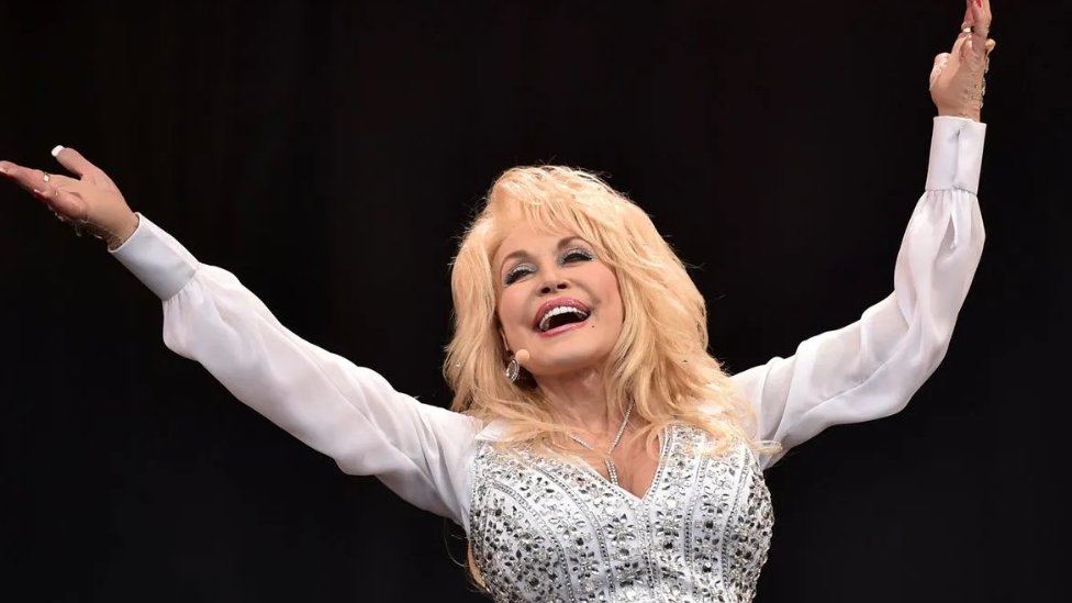 Muzika, žene i Amerika: Zašto je Doli Parton najvoljenija svetska zvezda 2 Na Glastonberi festivalu 2014. godine, Doli Parton je privukla više od 180.000 posetilaca