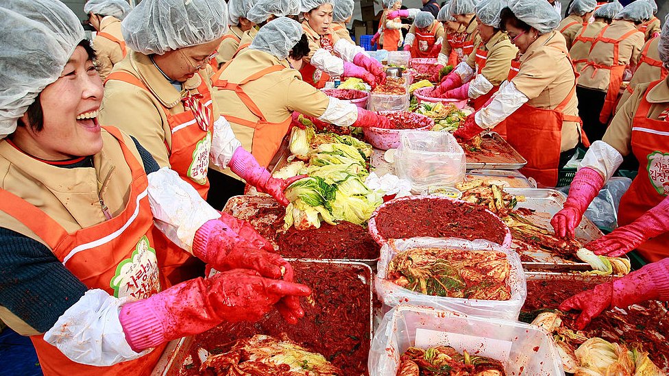 Južna Koreja i Kina: Svađa zbog jela od kiselog kupusa i pet drugih slavnih sukoba oko hrane 1 Korean women make kimchi for donation to the poor in Seoul