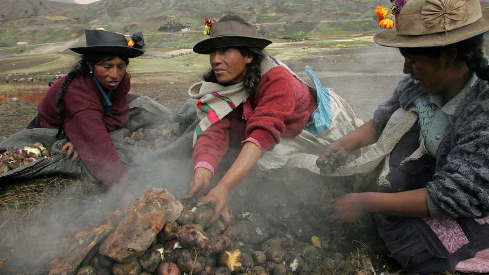 Peruvian women from the San Jose de Aymara community prepare a Pachamanca (typical meal made of potatoes cooked under pre-heated stones)