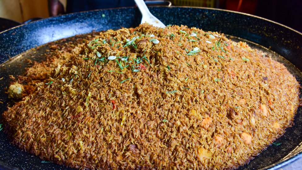 Južna Koreja i Kina: Svađa zbog jela od kiselog kupusa i pet drugih slavnih sukoba oko hrane 4 A huge pan of jollof rice