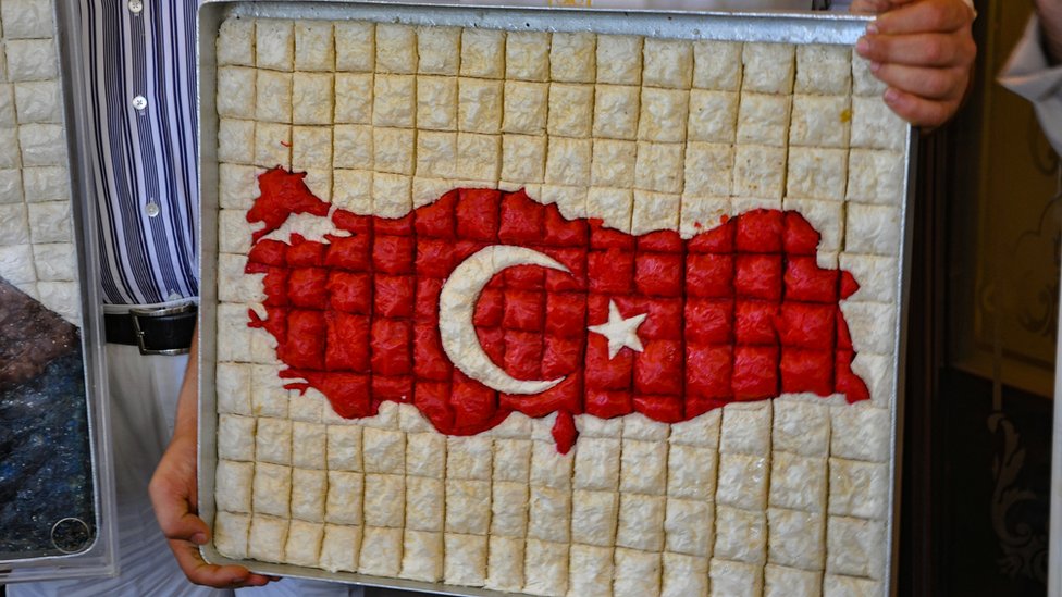 Južna Koreja i Kina: Svađa zbog jela od kiselog kupusa i pet drugih slavnih sukoba oko hrane 5 A map of Turkey made of baklavas