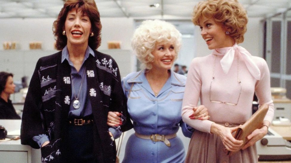 Muzika, žene i Amerika: Zašto je Doli Parton najvoljenija svetska zvezda 4 Parton je ostala bliska sa glumicama iz filma 9 to 5, Lili Tomlin i Džejn Fondom; od filma je kasnije nastao i mjuzikl