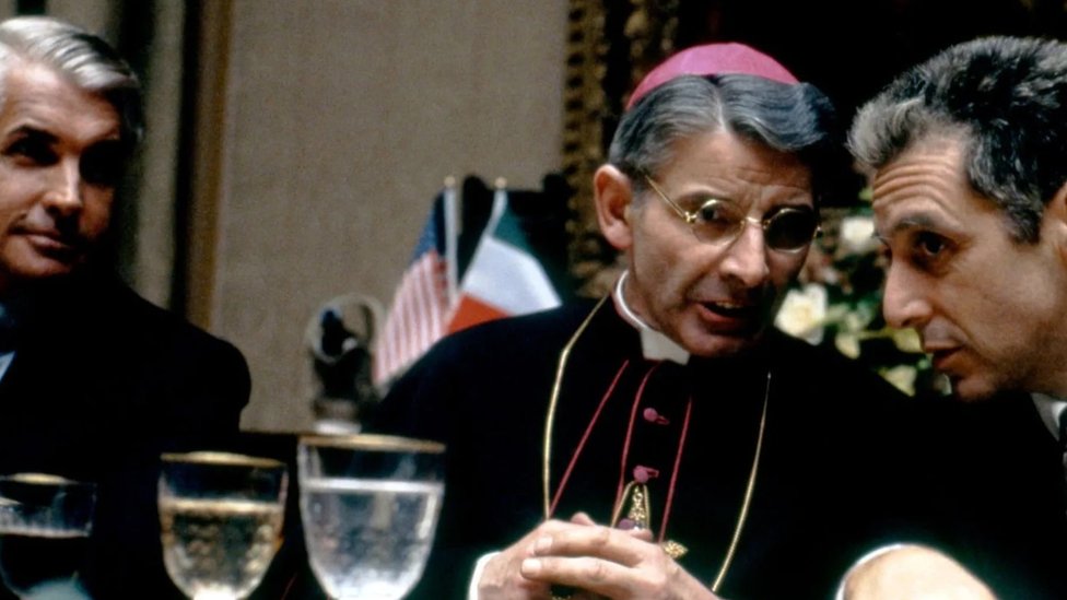 U zbunjujućem zapletu, Majkl biva upleten u zbivanja u Vatikanu