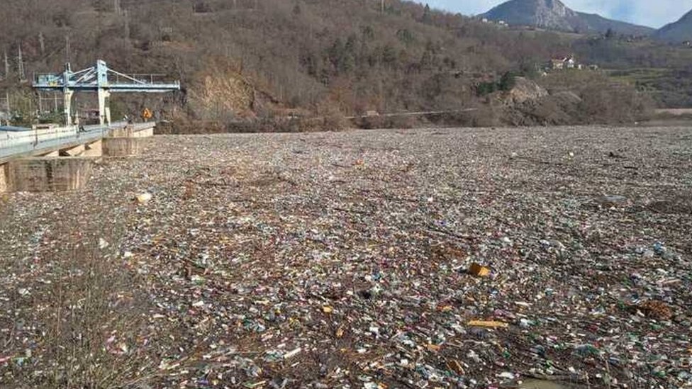 Srbija, reke i divlje deponije: Zašto na površini Potpećkog jezera ima više smeća od vode 2 reka, otpad, Lim, Priboj