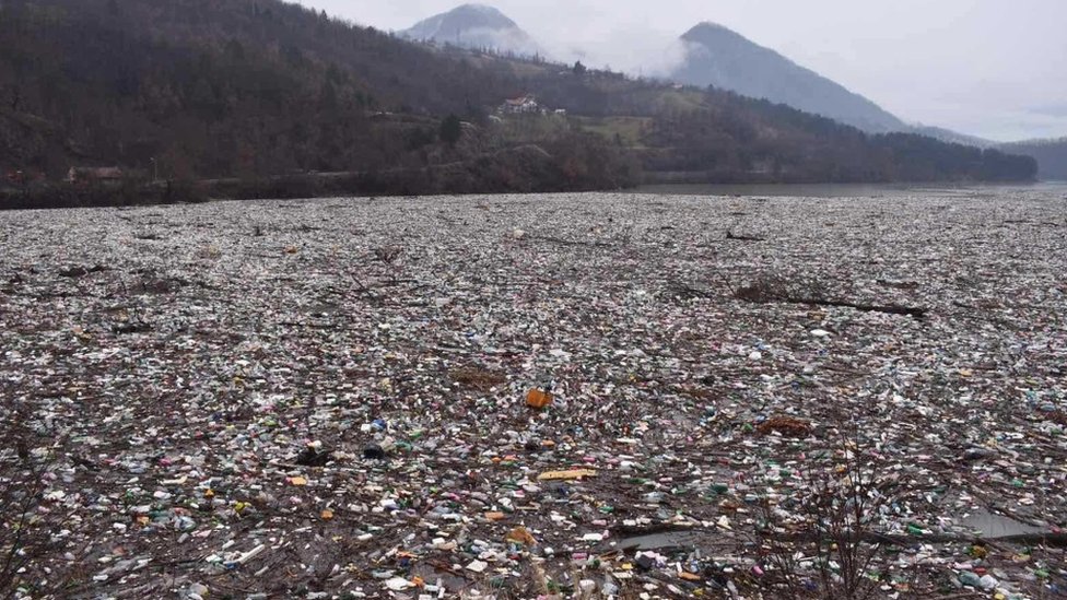 Srbija, reke i divlje deponije: Zašto na površini Potpećkog jezera ima više smeća od vode 4 otpad, priboj, reka, jezero
