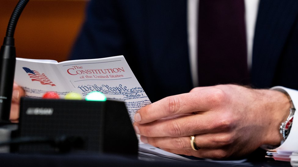 Amerika, upad u Kongres, Ustav: Može li Trampu ranije da se završi mandat na osnovu 25. amandmana 1 US Sen. Josh Hawley (R-MO) holds a small U.S. Constitution book while Supreme Court nominee Judge Amy Coney Barrett testifies before the Senate Judiciary Committee on Capitol Hill on 13 October 2020 in Washington, DC