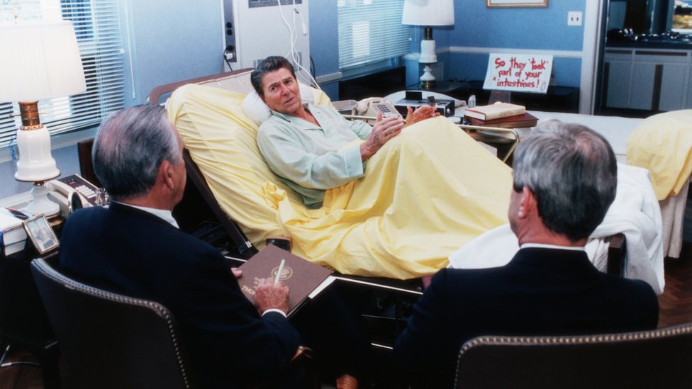 Amerika, upad u Kongres, Ustav: Može li Trampu ranije da se završi mandat na osnovu 25. amandmana 4 President Ronald Reagan holds a meeting with advisers while in the hospital for colon cancer surgery in 1985