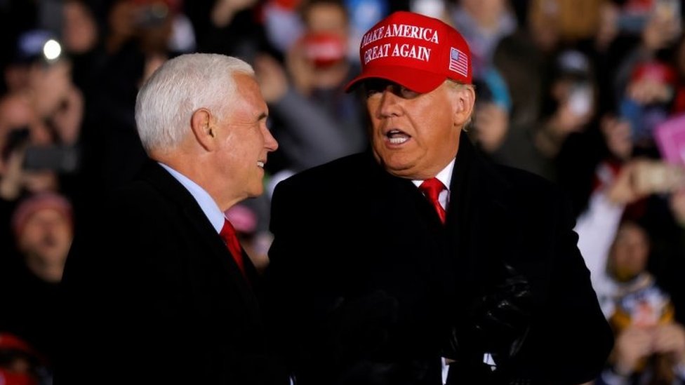 Amerika, upad u Kongres, Ustav: Može li Trampu ranije da se završi mandat na osnovu 25. amandmana 2 US President Donald Trump talks to Vice President Mike Pence, as he holds a campaign rally at Gerald R. Ford International Airport in Grand Rapids, Michigan, US on 2 November 2020