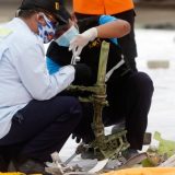 Indonezija, avionske nesreće: Locirane crne kutije, pronađeni delovi aviona i ljudskih tela 7