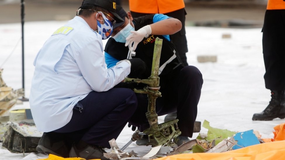 Indonezija, avionske nesreće: Locirane crne kutije, pronađeni delovi aviona i ljudskih tela 1 Indonesian officials inspect suspected debris from the plane